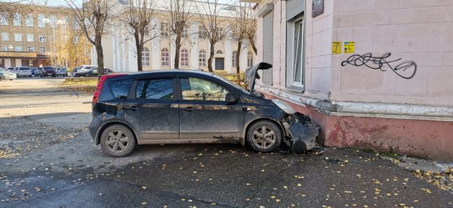 В Ухте водитель Nissan Note въехал в жилой дом